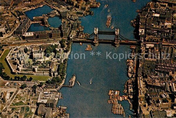 London Tower of London and Tower Bridge Fliege