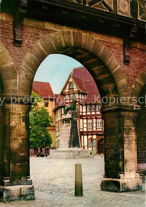 Braunschweig Burglöwe auf dem Burgplatz Fachwerk