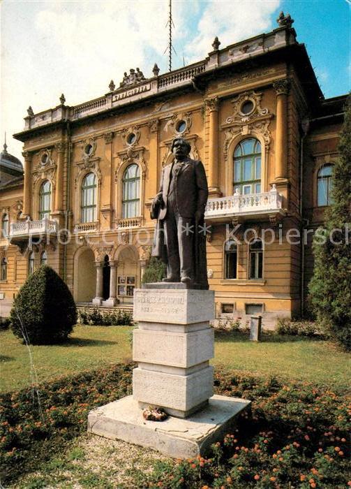 Kisujszallas Tanacshaz a Moricz Zsigmond szoborral R