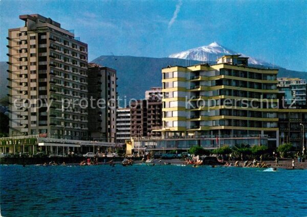 Puerto de la Cruz Playa y Hoteles al fondo pico del Teide