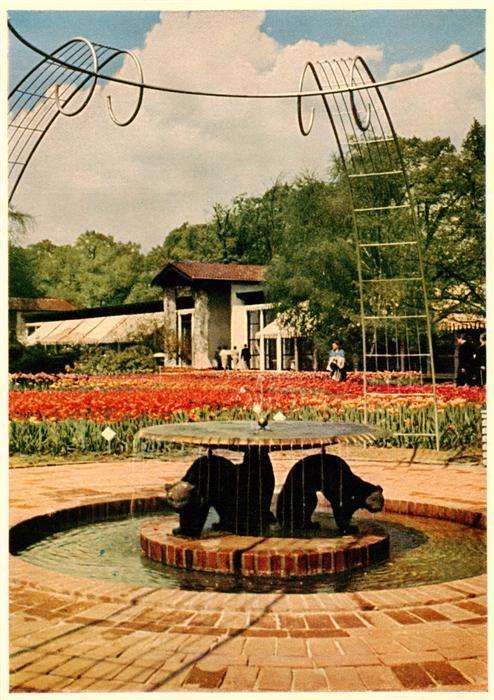Gartenbauaustellung Hamburg Brunnen Bei Kakteenhaeusern