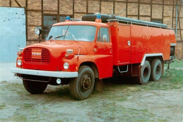 Feuerwehr Fire-Brigade Pompiers Bomberos Tankloeschfahrzeug Tatra Typ 148