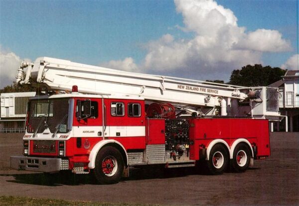 Feuerwehr Fire-Brigade Pompiers Bomberos F.A.N.Z. 1981 Mack MCL/Snorkel