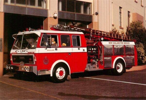 Feuerwehr Fire-Brigade Pompiers Bomberos 1986 Dennis Mills Tui