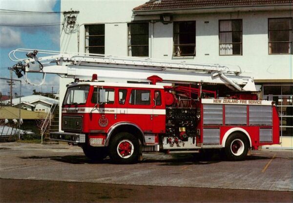 Feuerwehr Fire-Brigade Pompiers Bomberos 1982 International ACCO 1950