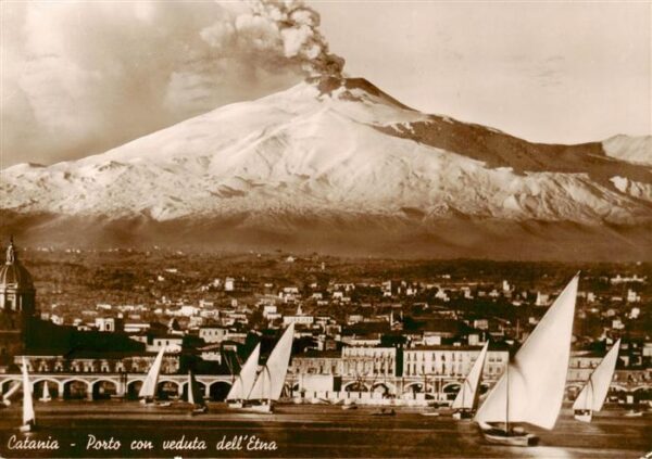 Catania Sicilia IT Porto con veduta dell'Etna Panorama Vulkan aetna
