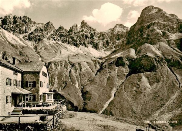 Kemptnerhuette 1845m Heilbronnerweg Bayern Berghuette mit Krottenspitzengrat und