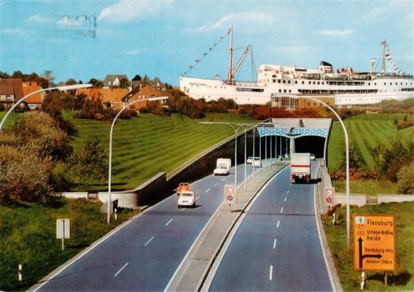 Rendsburg Strassentunnel unter dem Nord-Ostsee-Kanal Dampfer