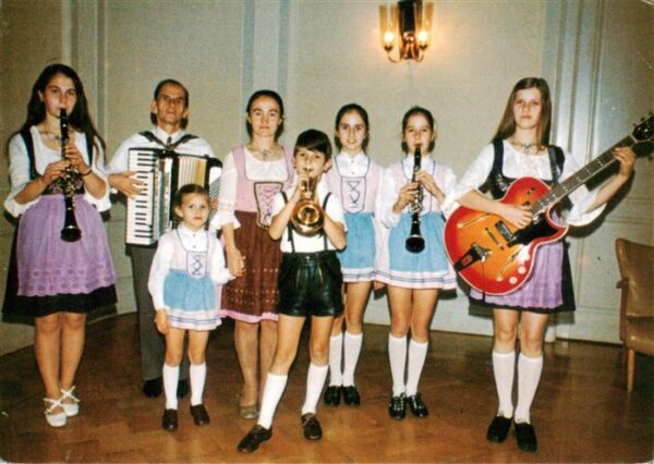 Schwalbach Taunus Singende und musizierende Familie Moench