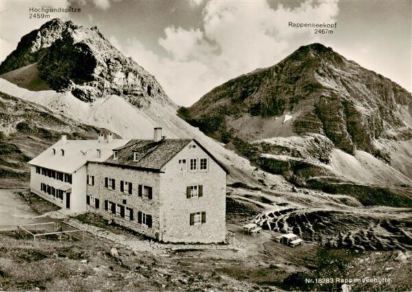 Rappenseehuette 2091m Allgaeuer Alpen Oberstdorf mit Hochgrundspitze und Rappens