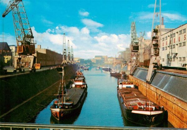Neuss Hafen Frachtkahn Schiffskran