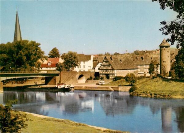 Holzminden Weser Niedersachsen Blick auf altes Faehrhaus und Jugendherberge