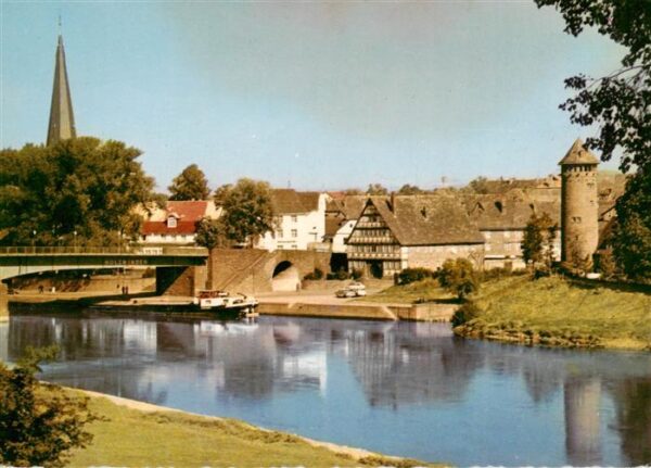 Holzminden Weser Niedersachsen Blick auf das Faehrhaus und Jugendherberge