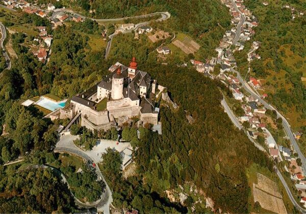 Forchtenstein Burgenland AT Fliegeraufnahme mit Schloss Forchtenstein und Gemein