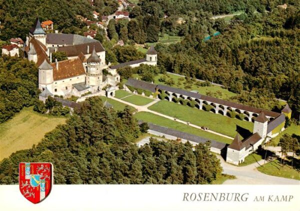 Rosenburg Kamp Waldviertel AT Fliegeraufnahme mit Burg Torturm Turnierhof und Ar