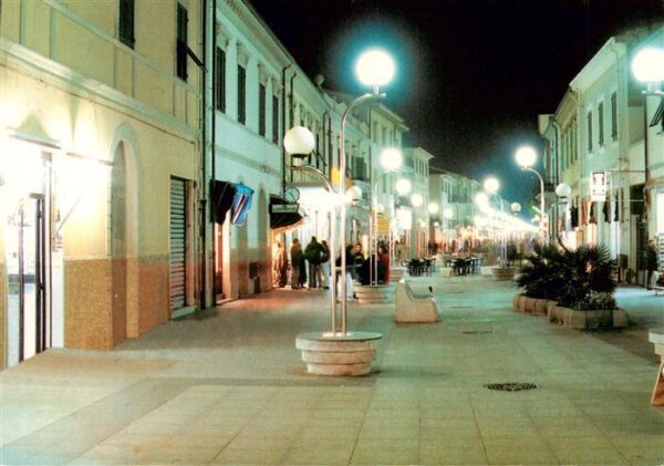 San Vincenzo Livorno Toscana IT Zona Pedonale Fussgaengerzone am Abend