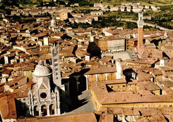Siena Toscana IT Veduta aerea Il Duomo e il Palazzo Pubblico
