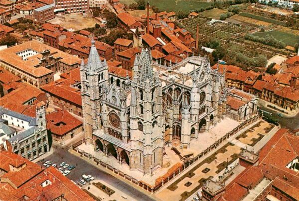 Leon Castilla y Leon ES Fliegeraufnahme mit Cathedrale