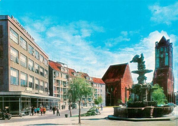Szczecin Stettin Plac Orla Bialego z barokowa studzienka i gotyckim kosciolem sw