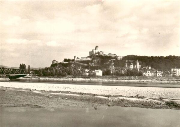 Trencin Trentschinteplitz SK Blick ueber die Waag zur Burg