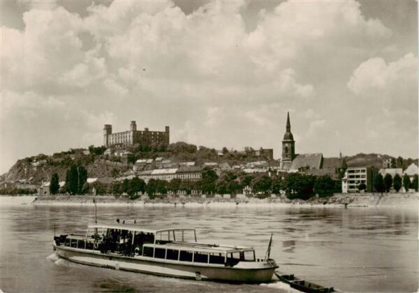 Bratislava Pressburg Pozsony SK Blick ueber die Donau zur Burg Fahrgastschiff