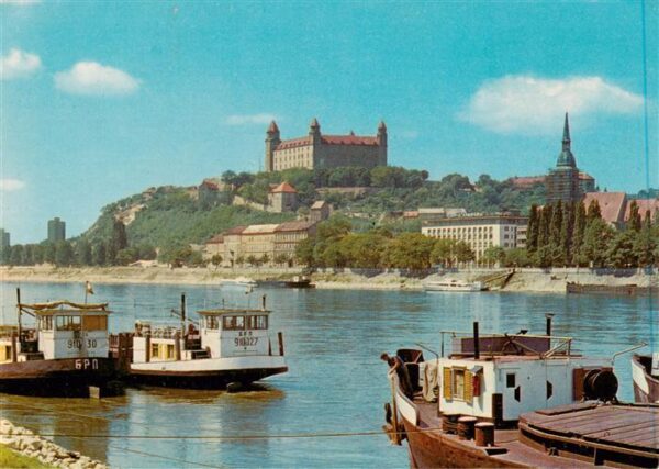 Bratislava Pressburg Pozsony SK Partie an der Donau Frachtkaehne Blick zur Burg