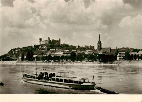 Bratislava Pressburg Pozsony SK Blick ueber die Donau zur Burg Fahrgastschiff