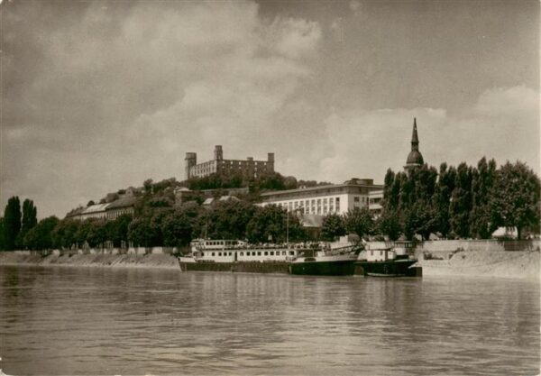 Bratislava Pressburg Pozsony SK Schloss Fahrgastschiff