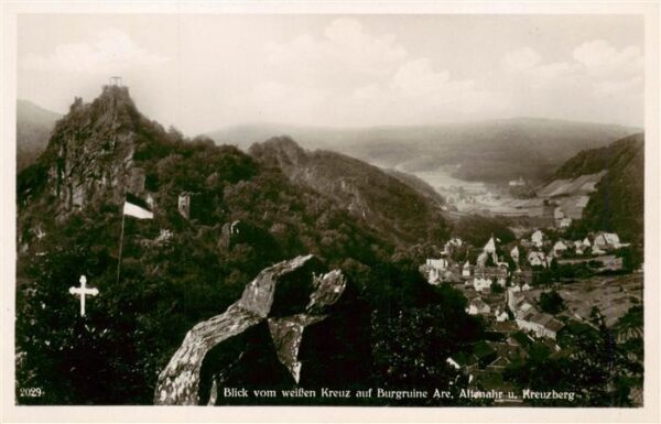 Altenahr Blick vom weissen Kreuz auf Burgruine Are und Kreuzberg