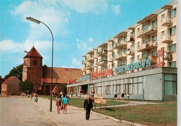 Sulecin Zielenzig PL Plac Stefana Czarnieckiego w glebi gotycki kosciol
