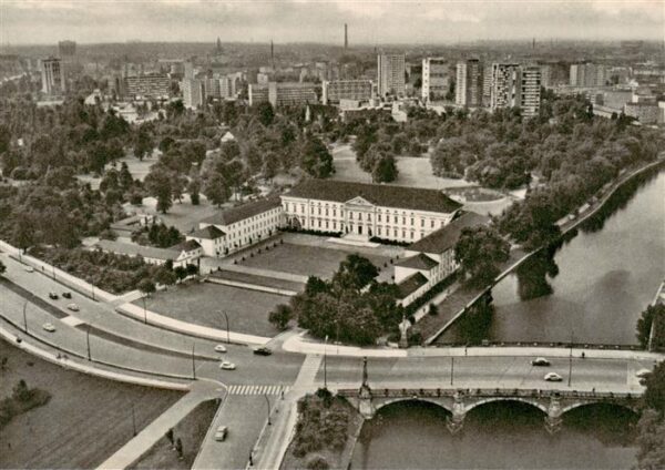 Berlin Schloss Bellevue mit Hansaviertel