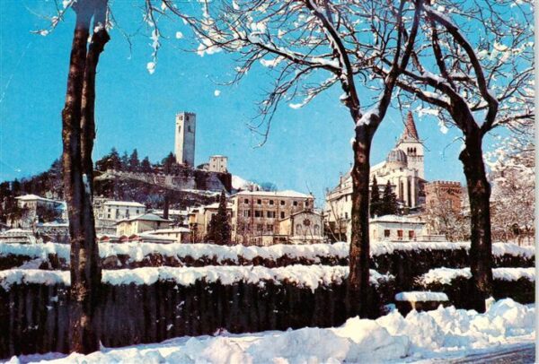 Gemona del Friuli IT Particolare con la neve