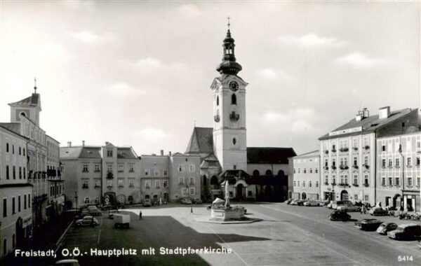 Freistadt Muehlviertel Oberoesterreich AT Hauptplatz mit Stadtpfarrkirche