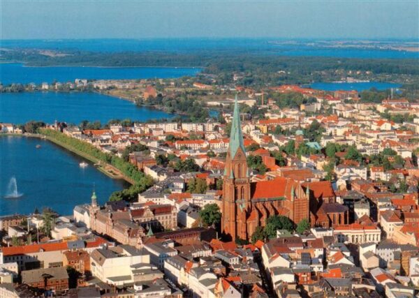 Schwerin  Mecklenburg Fliegeraufnahme von Altstadt und Dom