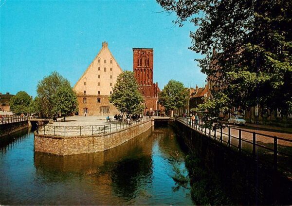 Gdansk Danzig PL Wielky mlyn w glebi fasada kosciola sw Katarzyny