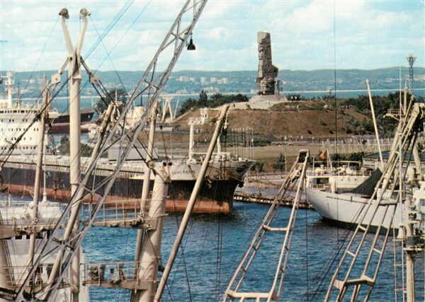 Gdansk Danzig PL Kanal Portowy w glebi pomnik Bohaterow Westerplatte