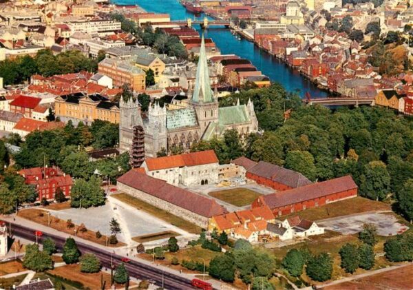 Trondheim Trondhjem Norge Del av byen med Nidarosdomen og Erkebispegarden