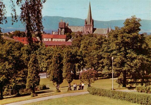 Trondheim Trondhjem Norge Fra Hogskoleparken med Domkirken i bakgrunnen
