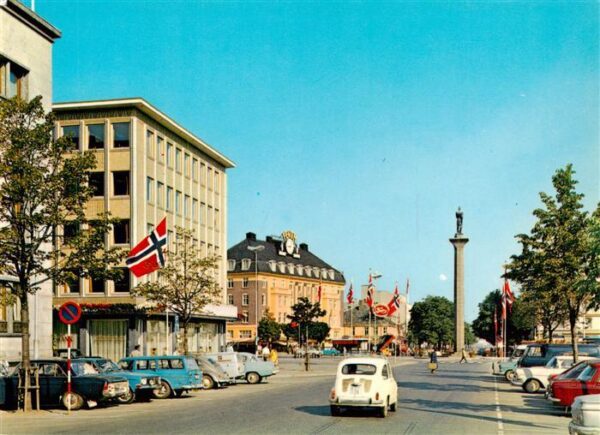 Trondheim Trondhjem Norge Parti fra Munkegaten mot torvet med statuen av Olav Tr