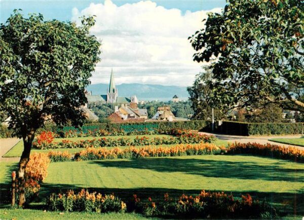 Trondheim Trondhjem Norge Parti fra Hoytkoleparken Nidarosdomen i bakgrunnen