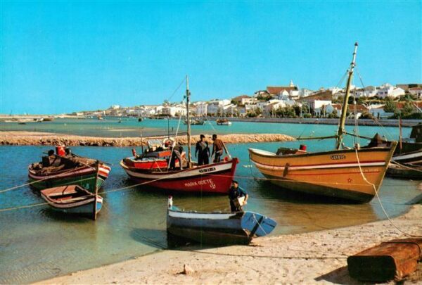 Lagos Algarve Faro PT Strand Fischerboote Blick zur Stadt