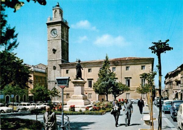 L Aquila Abruzzo IT Piazza Palazzo Monumento Schlossplatz Denkmal