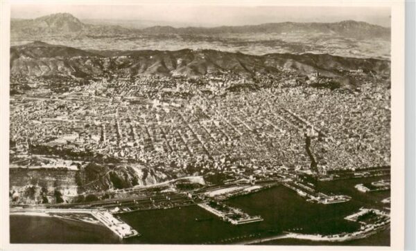 Barcelona Cataluna ES Vista general aérea y Montserrat al fondo