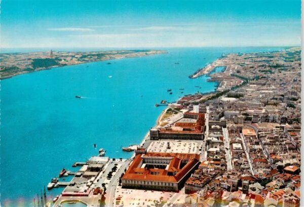 Lisboa Lisbon Lissabon PT Vista aérea da marginal ao fundo o Oceano Atlántico