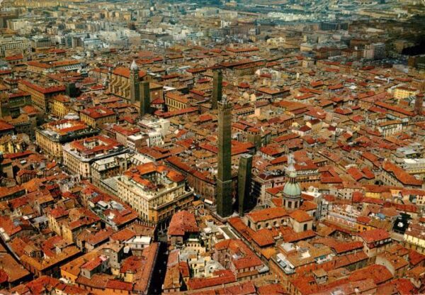 Bologna Il Centro con le Torri Asinelli e Garisenda dall aereo