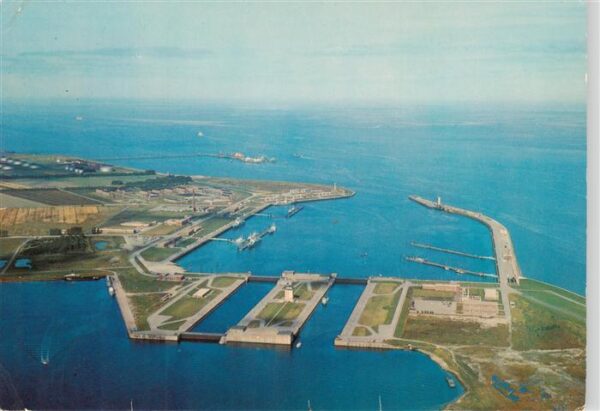 Wilhelmshaven Nordseebad 4. Einfahrt mit oelhafen