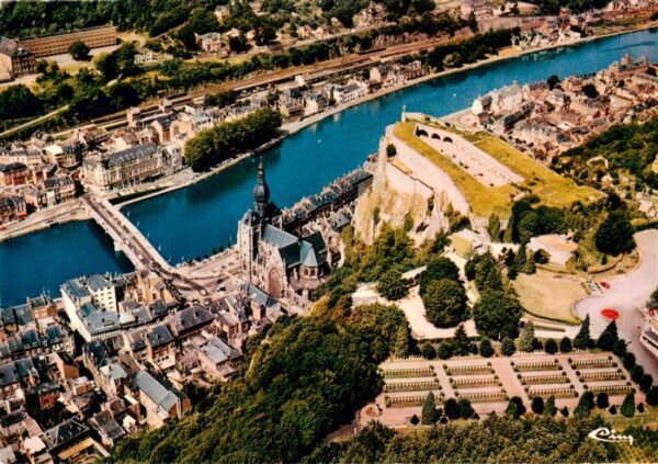 Dinant-sur Meuse Belgie Vue générale aérienne