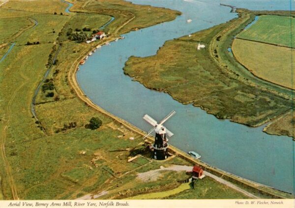 Norfolk Broads UK Fliegeraufnahme mit Muehle