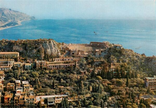 Taormina Sicilia IT Panorama e Teatro Greco veduta aerea