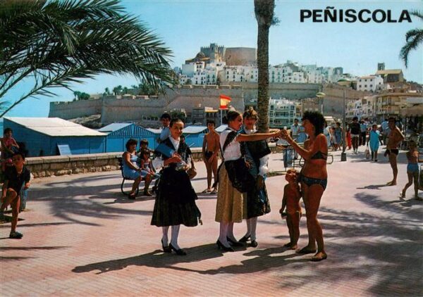 Peniscola ES Touristenort Uferpromenade Trachten
